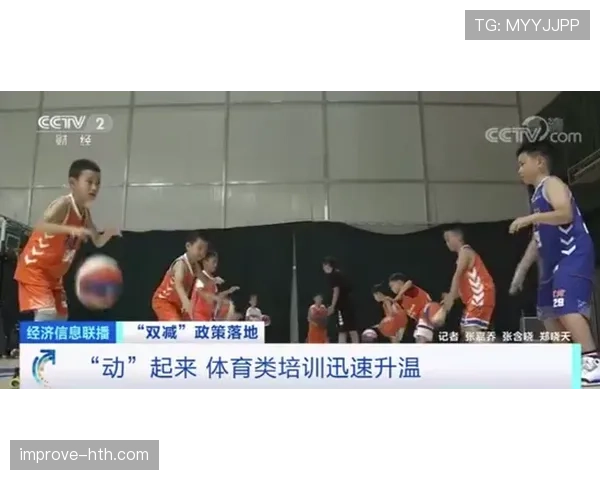 李梓嘉训练完直接瘫在场边啃蛋白棒，这自律程度真绷不住了